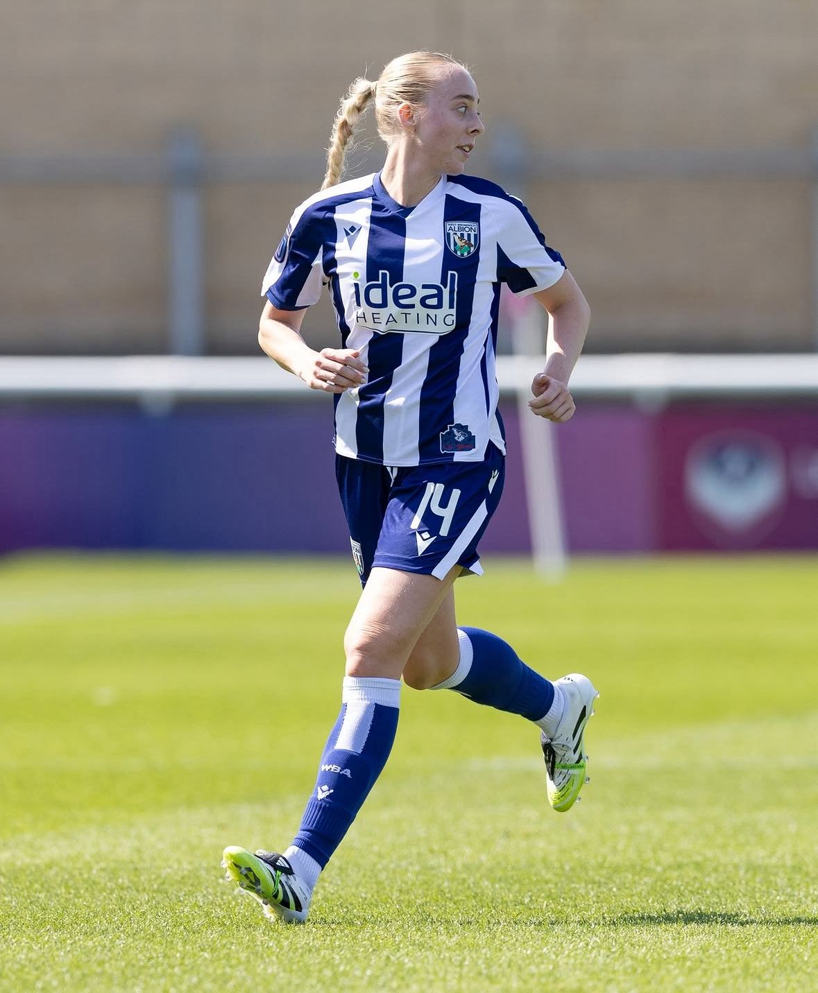 Ellie May Signs With The Women's Football Network